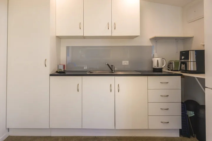An Cala Onetangi sleepout kitchenette