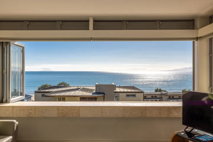 Apartment On The Beach View of the ocean
