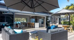 The Golden Pohutukawa - Beach House