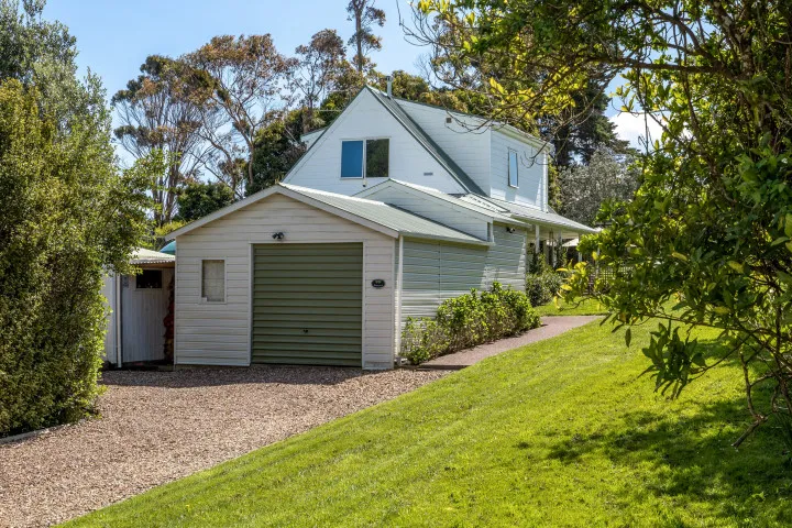 Bay Song Onetangi Entrance driveway