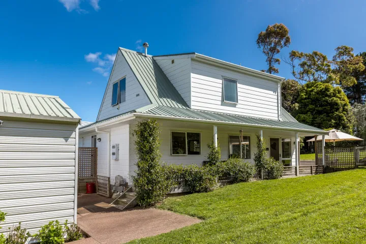 Bay Song Onetangi Front gardena and entertaining area
