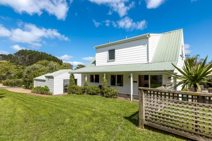 Bay Song Onetangi Large garden area
