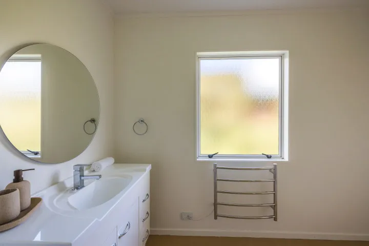 Bay Song Onetangi Main family bathroom 2