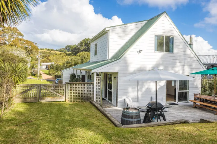 Bay Song Onetangi deck and bbq area