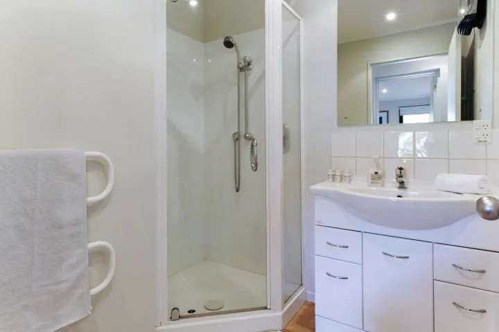 Beachfront Enclosure Bay Bathroom6