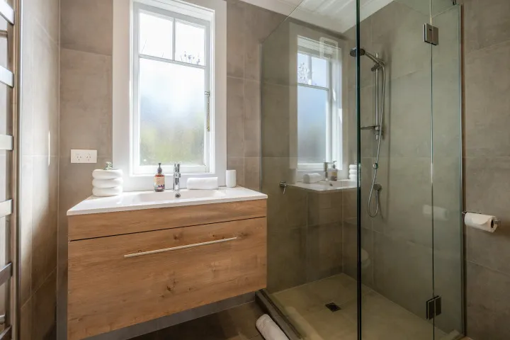 Family bathroom at Tahatai Cottage