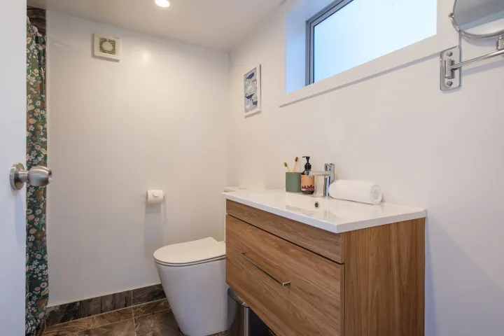 Gulf Island Views Family bathroom