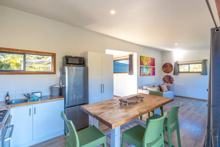 Harvest Cottage Waiheke Island Enjoy a family meal together in the dining area
