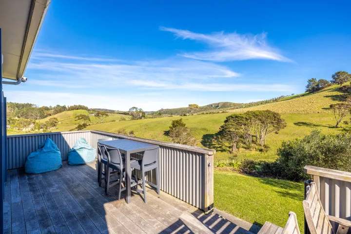 Harvest Cottage Waiheke Island Large entertaining deck with views of vineyards and horses