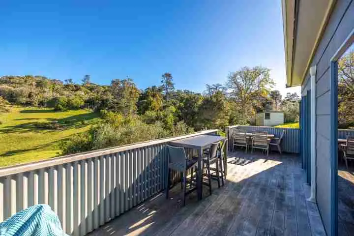Harvest Cottage Waiheke Island Relax with a BBQ or morning coffee on the deck