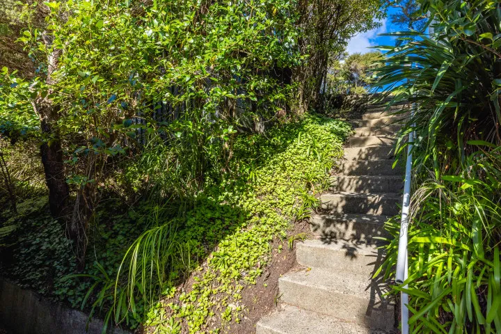 Hekerua Heights Exterior staircase access to front door