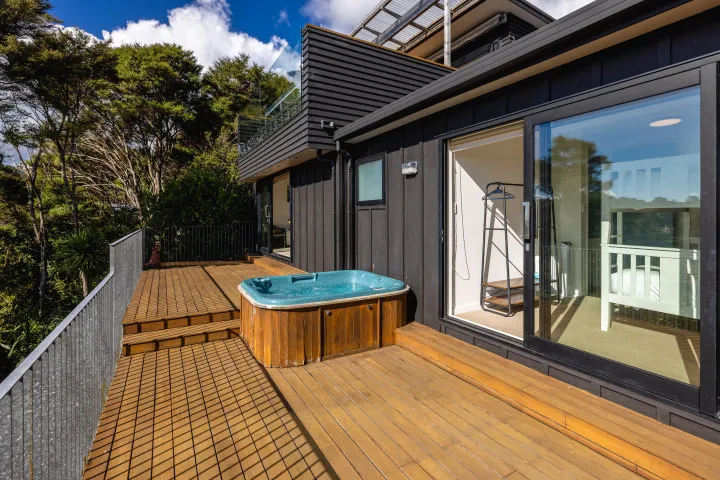 Hekerua Heights Lower deck with spa pool
