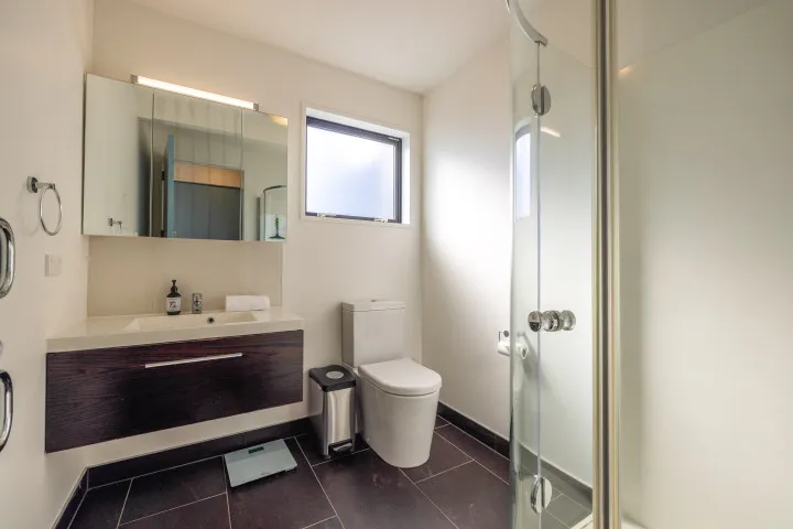 Hekerua Heights Modern family bathroom