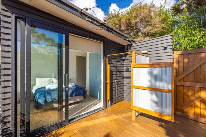 Hekerua Heights Outdoor shower Balinese style