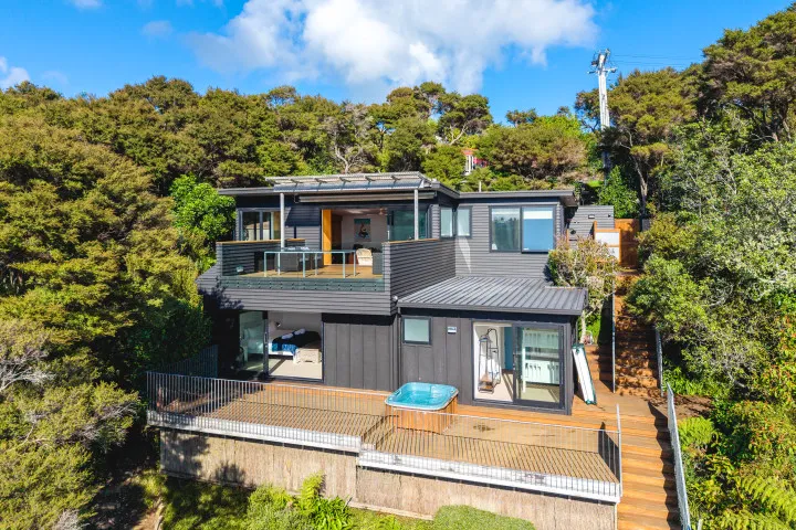 Hekerua Heights Shot of the whole house v2