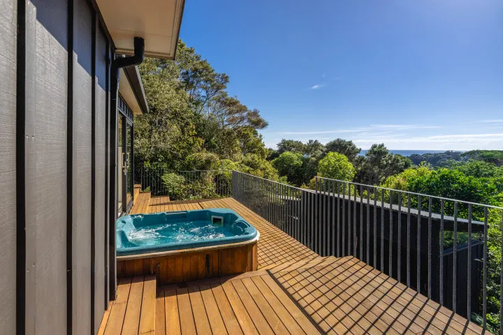 Hekerua Heights Spa pool with ocean view