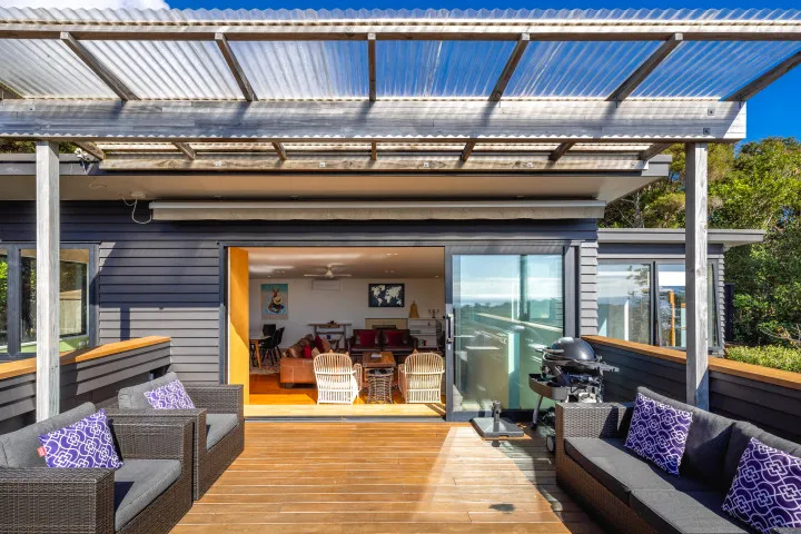 Hekerua Heights Sun deck