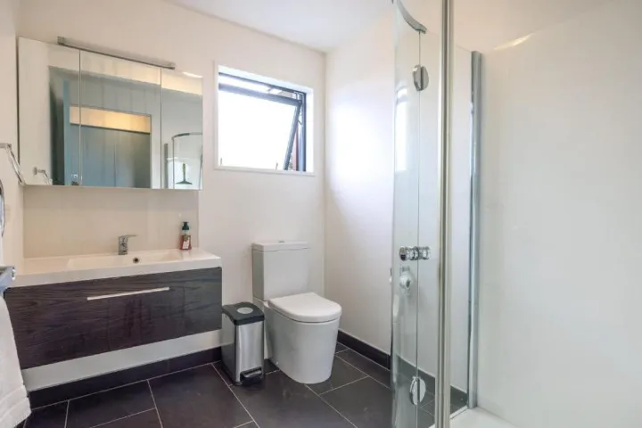 Hekeura Height Bathroom 1 v2