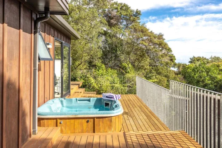 Hekeura Heights Hot tub on the deck 2 v2
