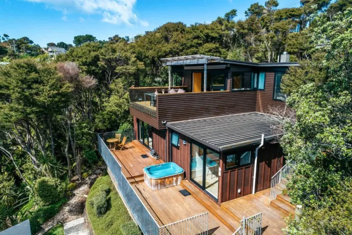 Hekeura Heights Hot tub on the deck v2