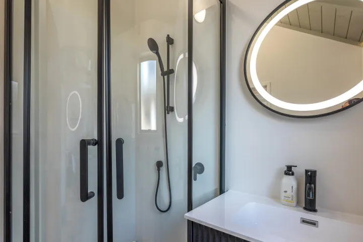 Hibiscus Hideaway Brand new shower cubicle