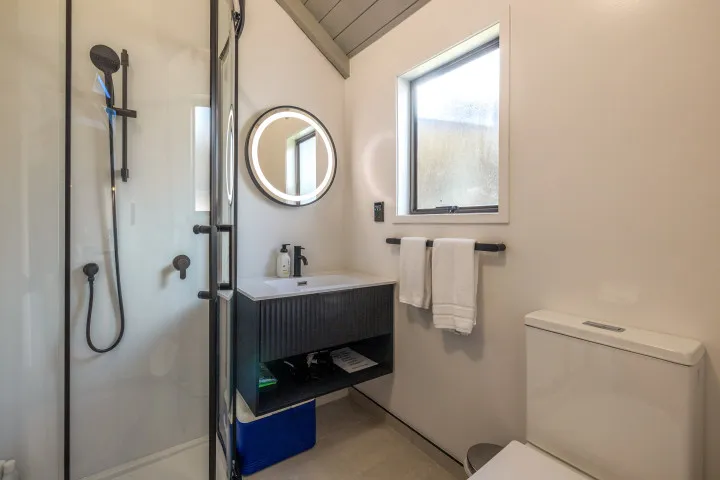Hibiscus Hideaway Premium bathroom