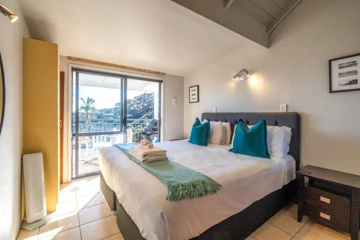 Hibiscus Hideaway Split king bed