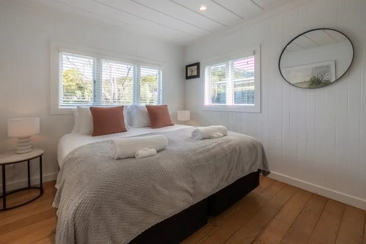 King size bed at Tahatai Cottage