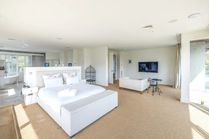 Kotare Estate Master Suite Lounge and Bed