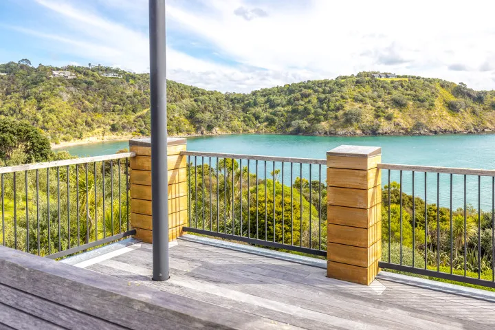 Kotare Estate Upper balcony and dining area