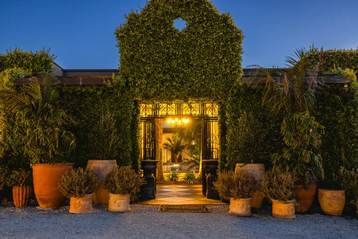 Kotuku Lodge Main Entrance Night