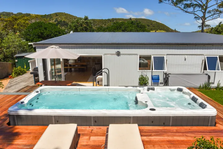 La Maison Soleil Waiheke Unlimited Comfortable family deck with spa and swim spa v2