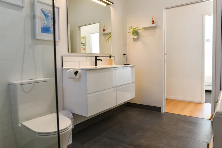 La Maison Soleil Waiheke Unlimited Family Bathroom 2