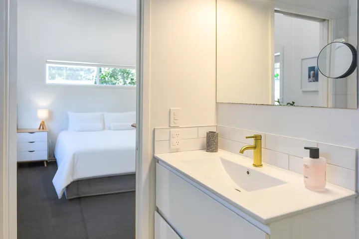 La Maison Soleil Waiheke Unlimited Looking back to master bed from Bathroom