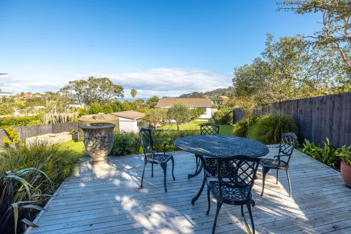 Matai Cottage Waiheke Accommodation Dining deck