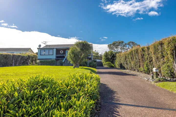 Matai Cottage Waiheke Accommodation Driveway