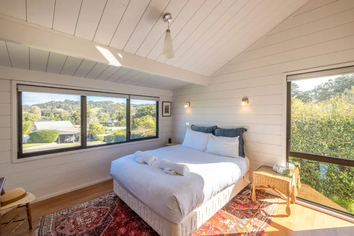 Matai Cottage Waiheke Accommodation Master bedroom with queen