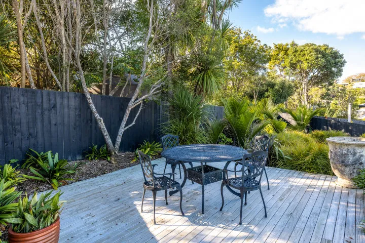 Matai Cottage Waiheke Accommodation Outdoor dining area