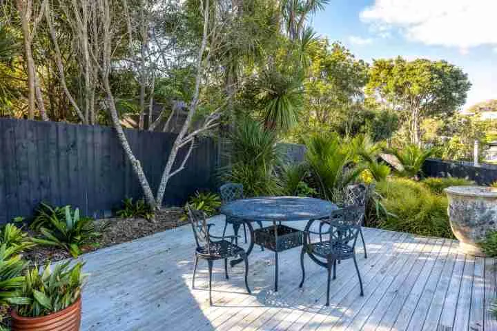 Matai Cottage Waiheke Accommodation Outdoor dining area