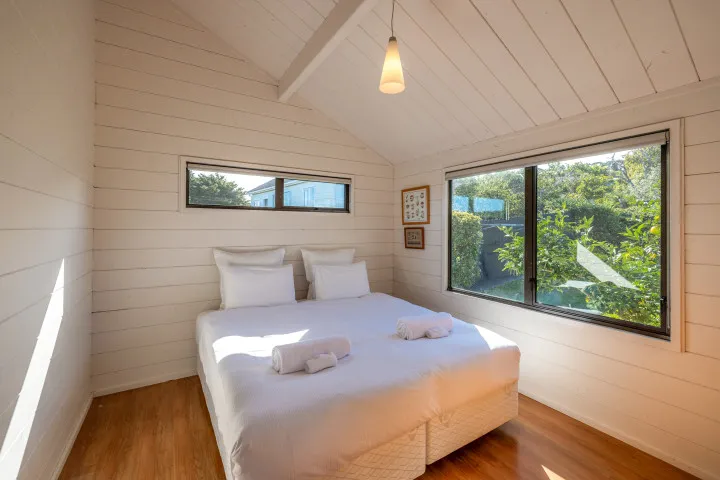Matai Cottage Waiheke Accommodation Second bedroom with split king