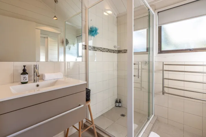 Matai Cottage Waiheke Accommodation Shower area