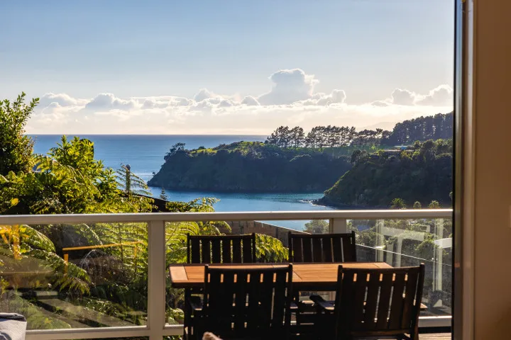 Miro Ridge Al fresco dining with a sea view