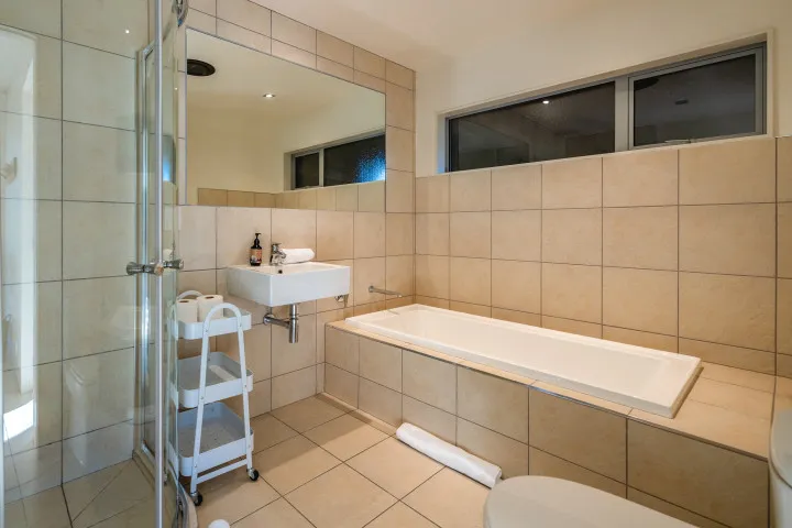 Miro Ridge Family bathroom with shower and bath