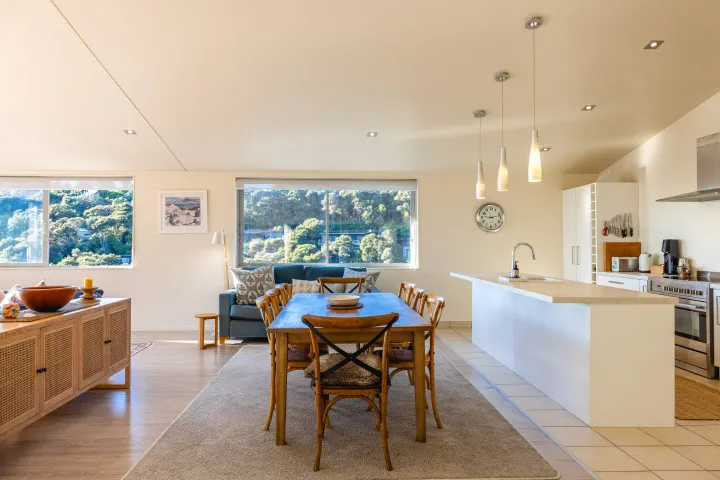 Miro Ridge Open plan kitchen and dining with breakfast bar