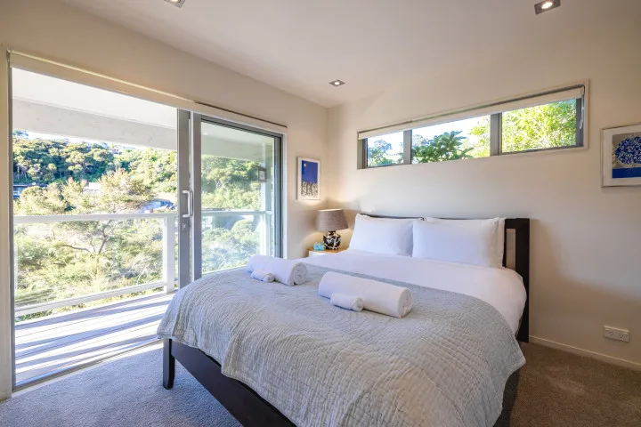 Miro Ridge Queen bedroom guestroom 1