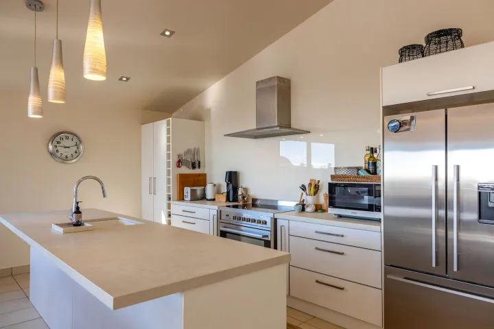 Miro Ridge large entertainers kitchen with all appliances
