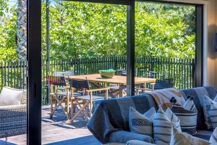 Moana Beach House Lounge area and deck