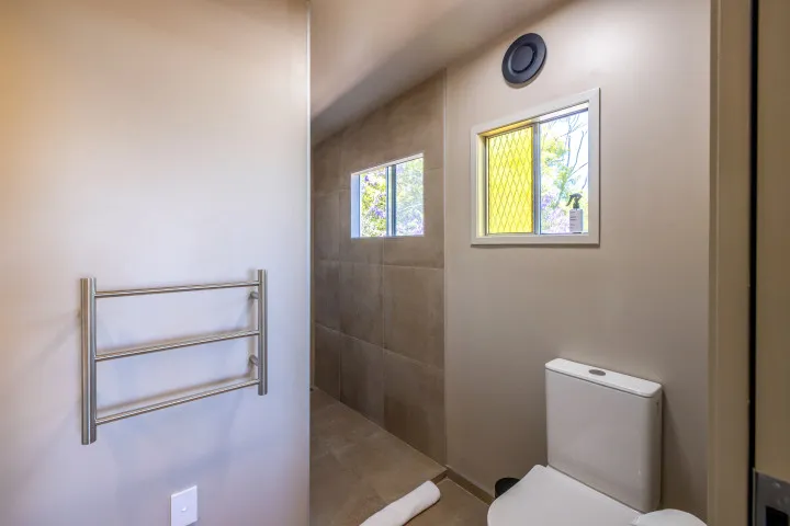 Moana Beach House Master ensuite with shower