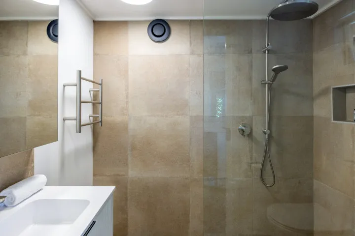 Moana Beach House Premium guest bathroom