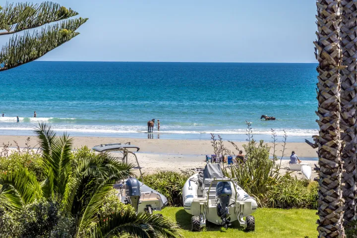 Moana Beach House Walk from the lawn directly onto the beach